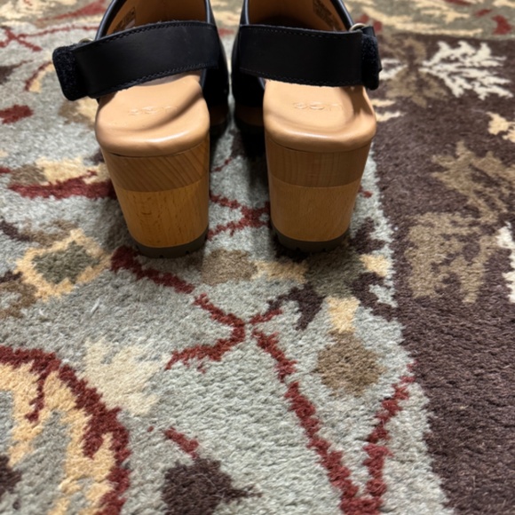 UGG Lani clogs size 7 - Picture 5 of 8
